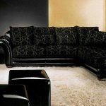Elegáns fekete kanapé fehér szőnyegen