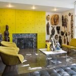 Africké modly a masky v obývacím pokoji