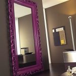 Miroir dans un cadre violet