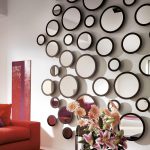 Miroirs ronds de différentes formes sur le mur