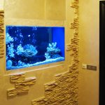 Krásna dekorácia steny s akváriom