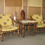 Mesa y sillas de bambú.