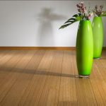 Ljusgröna vaser på golvet