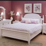 Nội thất phòng ngủ Lilac với nội thất màu trắng