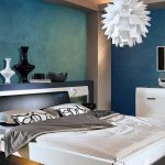 Mėlynos sienos ir balti baldai miegamajame