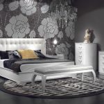 Harmaa makuuhuoneen sisustus, kauniit valkoiset huonekalut