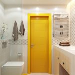 Żółte drzwi w jasnej łazience