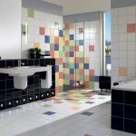 Värilliset laatat kylpyhuoneessa