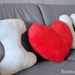 Širdis ir raidės ant sofos