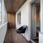 Kombinace bílého a tmavého dřeva v interiéru balkonu