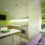 Hvite møbler og lysegrønne vegger på kjøkkenet