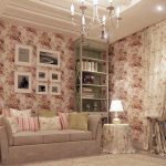 Květinový tisk na tapetu, záclony a ubrusy v obývacím pokoji