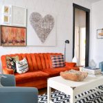 Kombinace oranžového a modrého nábytku