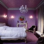Lila tapety v spálni s elegantným interiérom