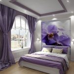 Violetas na parede do quarto