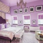 Slike na purpurnom zidu spavaće sobe