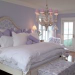 Lilac væg i soveværelset