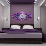 Quadro modulare sulla parete lilla della camera da letto