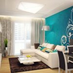 Weiße Muster an der türkisfarbenen Wand im Wohnzimmer