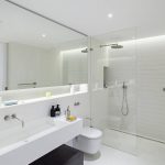 Hvidt badeværelse interiør