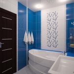 Baltas ir mėlynas vonios kambario interjeras