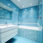 Interior azul do banheiro