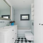 Badezimmer mit weißen Möbeln