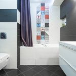 Una hermosa combinación de azulejos en el baño.
