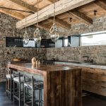 Bucătărie din piatră și lemn