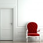 Rode fauteuil in een wit interieur