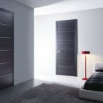 Lluminós dormitori modernista amb portes fosques
