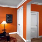 Oranssit seinät ja valkoiset ovet