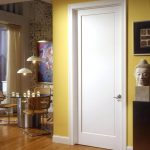 Κίτρινοι τοίχοι και λευκή πόρτα στο εσωτερικό
