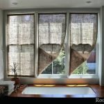 Interior amb cortines d’arpillera