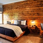 Muur van hout in de slaapkamer