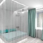 Auvent de rideaux de filament sur le lit