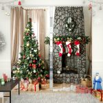 Божићно дрвце са поклонима код прозора