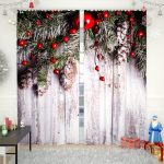 Branca d’arbre de Nadal amb cons a la cortina