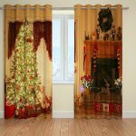 Árbol de navidad y chimenea con cortinas