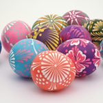 Világos húsvéti tojás mintákkal