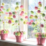 Világos húsvéti fák az ablakon