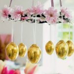 Candelabru de flori și ouă de aur