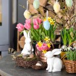 Wielkanocne króliczki i kwiaty