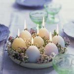 Bougies de Pâques sur la table