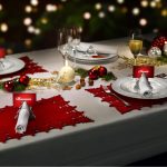 Joulupöydän sisustus joululeluilla, seppeleillä ja pähkinöillä.