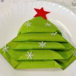 Juletræ lavet af serviet med grønt papir