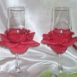Røde roseblader på glassene