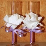 Decoratie van linten en bloemblaadjes op de glazen