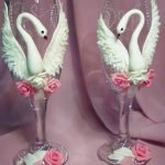 Exponeringsglas med rosor och svanar