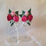 Glazen met rozen en linten